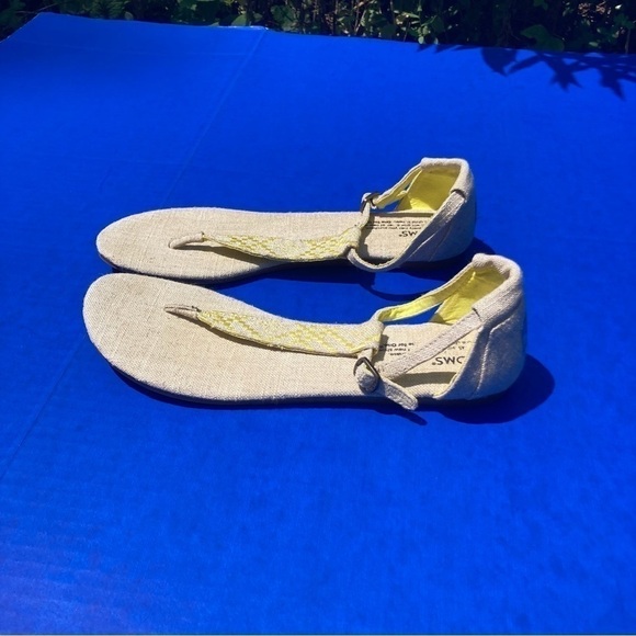 Toms yellow patterned thong sandals, size 10W - Picture 7 of 10